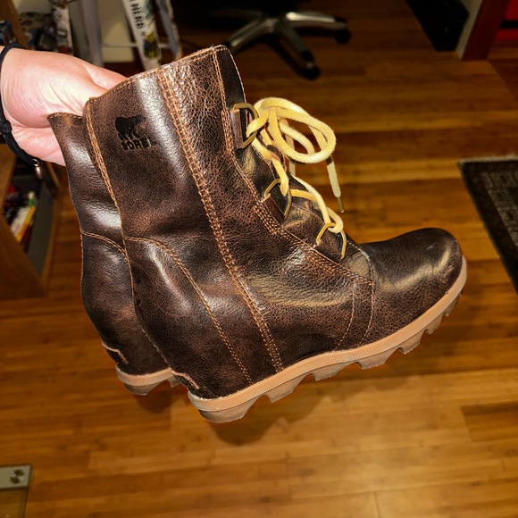 Sorel boots - Picture 2 of 9